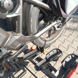 Poglądowo na platformie pokazujemy zamontowany rower elektryczny Fiido Titan z kołami o grubości opony 4" (Fat Bike)