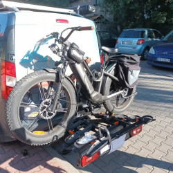 Poglądowo na platformie pokazujemy zamontowany rower elektryczny Fiido Titan z kołami o grubości opony 4" (Fat Bike)