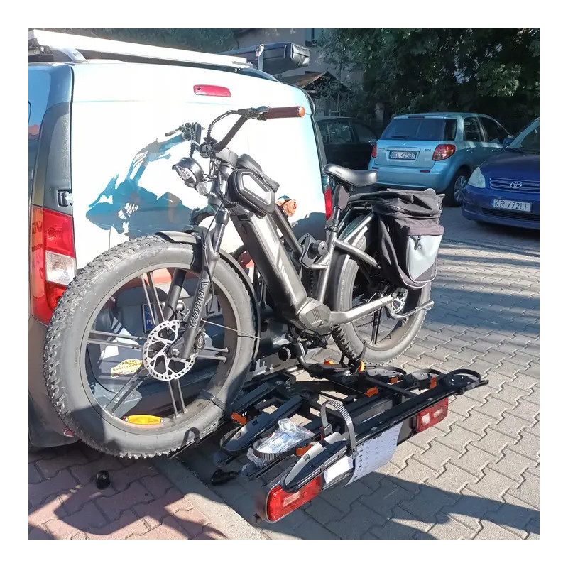 Poglądowo na platformie pokazujemy zamontowany rower elektryczny Fiido Titan z kołami o grubości opony 4" (Fat Bike)