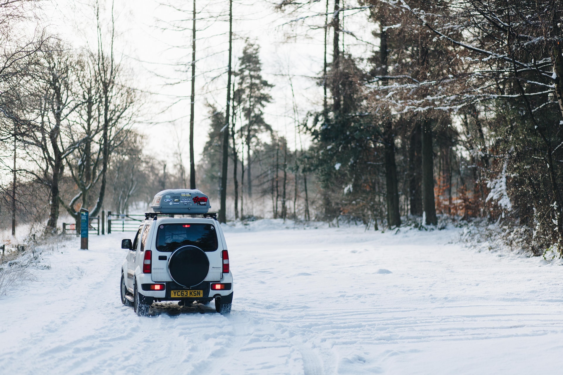 Zimowa podróż autem – jak przewieźć sprzęt narciarski?