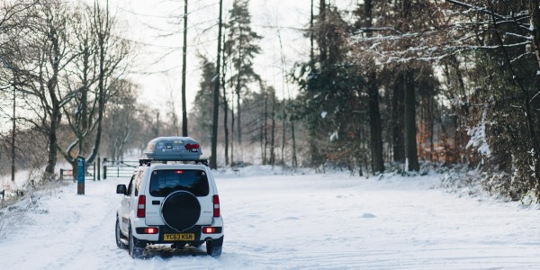 Zimowa podróż autem – jak przewieźć sprzęt narciarski?